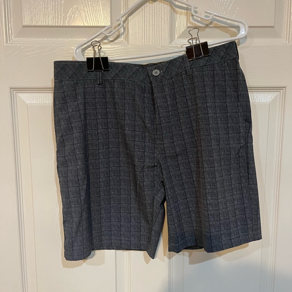 Men’s gray and black plaid Izod golf shorts size 32”